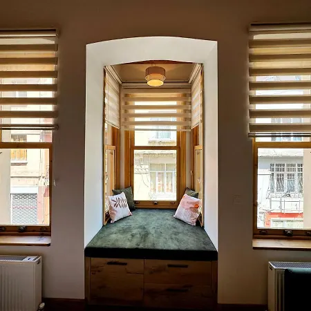 Refurbished Triplex In Taksim * Estambul