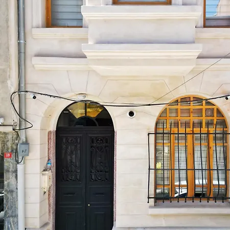 Refurbished Triplex In Taksim اسطنبول
